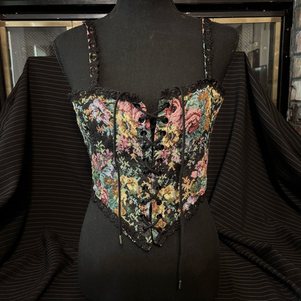 Floral Lace-Up Tank Top - Picture 2 of 5